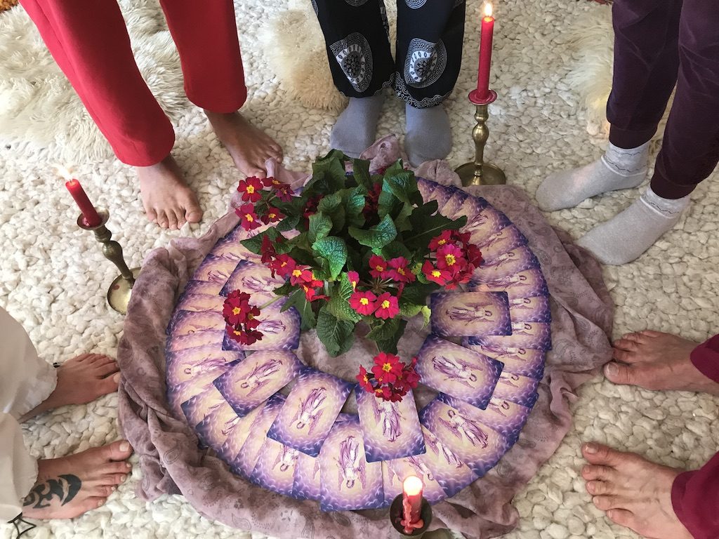 6 Teilnehmer stehend um Mitte